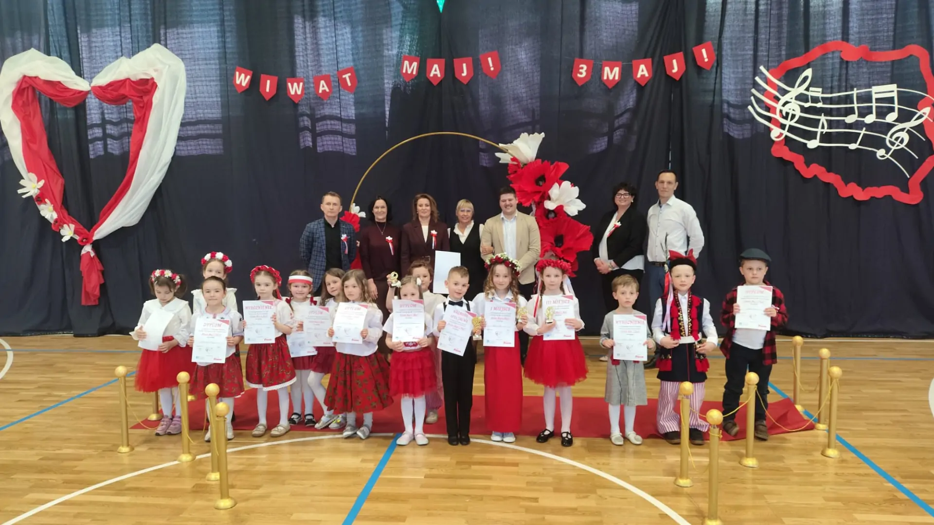 zdjęcie grupowe wykonane podczas konkursu pieśni patriotycznej